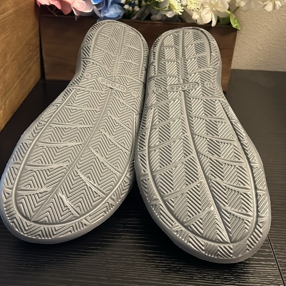 New Crocs gray size 9 - Picture 3 of 3